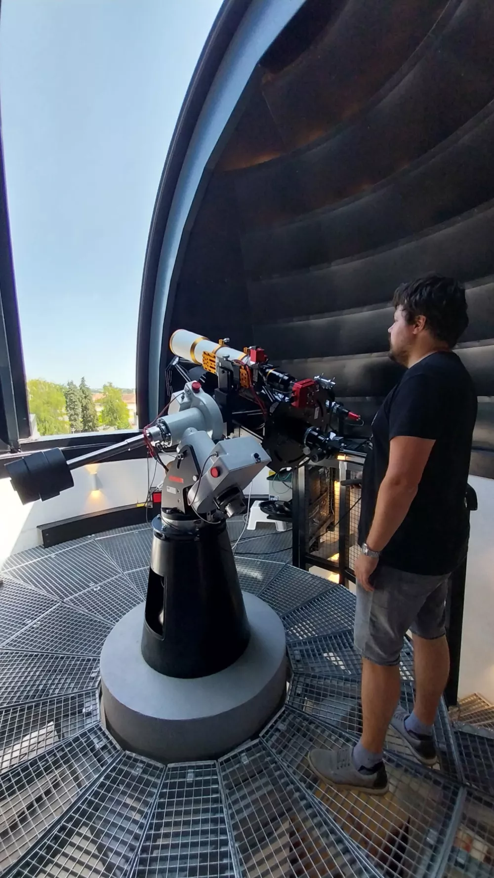 Andrej Dundović ob komercialnem teleskopu, ki omogoča astronavtom pogled v vesolje. 