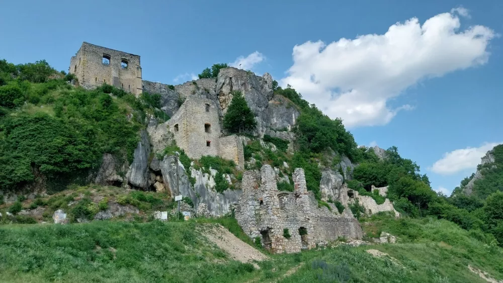Ru&scaron;evine nekoč dobro zastražene utrdbe Kalnik so danes prijetna turistična atrakcija. 