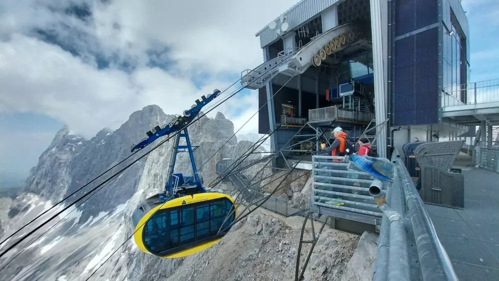 Dostop do ledenika Dachstein je mogoč z gondolo iz doline Ramsau, ki vas popelje do postaje Hunerkogel na vi&scaron;ini približno 2.700 metrov.