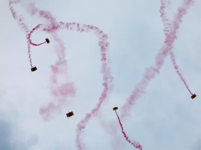 Members of the Golden Knights U.S. Army Parachute Team participate a military parade to commemorate the U.S. Army's 250th Birthday in Washington, D.C., U.S., June 14, 2025. REUTERS/Kevin Mohatt   TPX IMAGES OF THE DAY / Foto: Kevin Mohatt
