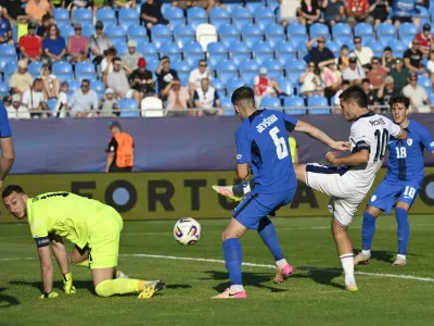 Soccer Football - UEFA Under 21 Championship - England v Slovenia - Nitra Stadium, Nitra, Slovakia - June 15, 2025 England's James McAtee in action with Slovenia's Zan Jevsenak REUTERS/Radovan Stoklasa