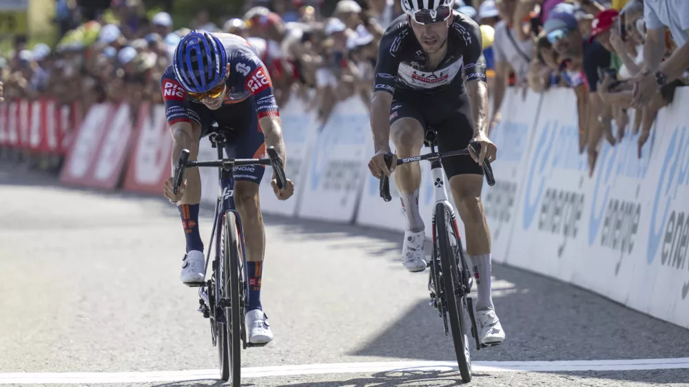 Britain's Oscar Onley, left, outsprints Joao Almeida from Portugal to win the fifth stage, a 183.8 km race from La Punt to Santa Maria, at the 88th Tour de Suisse UCI World Tour cycling race, Thursday, June 19, 2025. (Gian Ehrenzeller/Keystone via AP)
