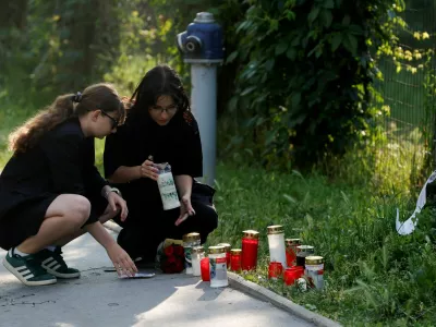 People light candles outside the site of a deadly shooting at a secondary school, in Graz, Austria, June 11, 2025. REUTERS/Borut Zivulovic / Foto: Borut Zivulovic