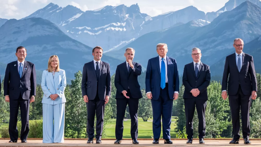 16 June 2025, Canada, Kananaskis: (L-R) Japan's Prime Minister Shigeru Ishiba, Italy's Prime Minister Giorgia Meloni, France's President Emmanuel Macron, Canada's Prime Minister Mark Carney, US President Donald Trump, UK Prime Minister Keir Starmer, and German Chancellor Friedrich Merz, pose for a photo during the G7 Leaders' Summit in Kananaskis. Photo: Michael Kappeler/dpa-Pool/dpa