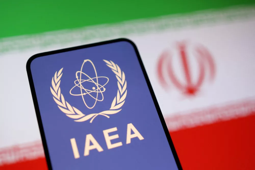 International Atomic Energy Agency (IAEA) logo and Iranian flag is seen in this illustration taken June 16, 2025. REUTERS/Dado Ruvic/Illustration / Foto: Dado Ruvic