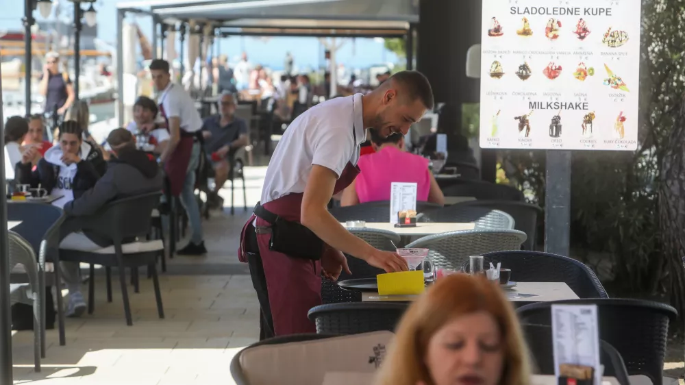 - 29.04.2024. Natakarja v kavarni in sla&scaron;čičarni v Izoli._strežba, gostinstvo, turizem, pomanjkanje turističnih delavcev.- Predlog za prvomajsko čestitko. //FOTO: Bojan Velikonja