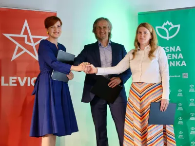 Namero o predvolilnem sodelovanju so danes podpisali vodje obeh stranke, koordinatorica Levice Asta Vrečko ter sopredsednika Vesne Ur&scaron;a Zgojznik in Uro&scaron; Macerl. Foto: Jaka Gasar