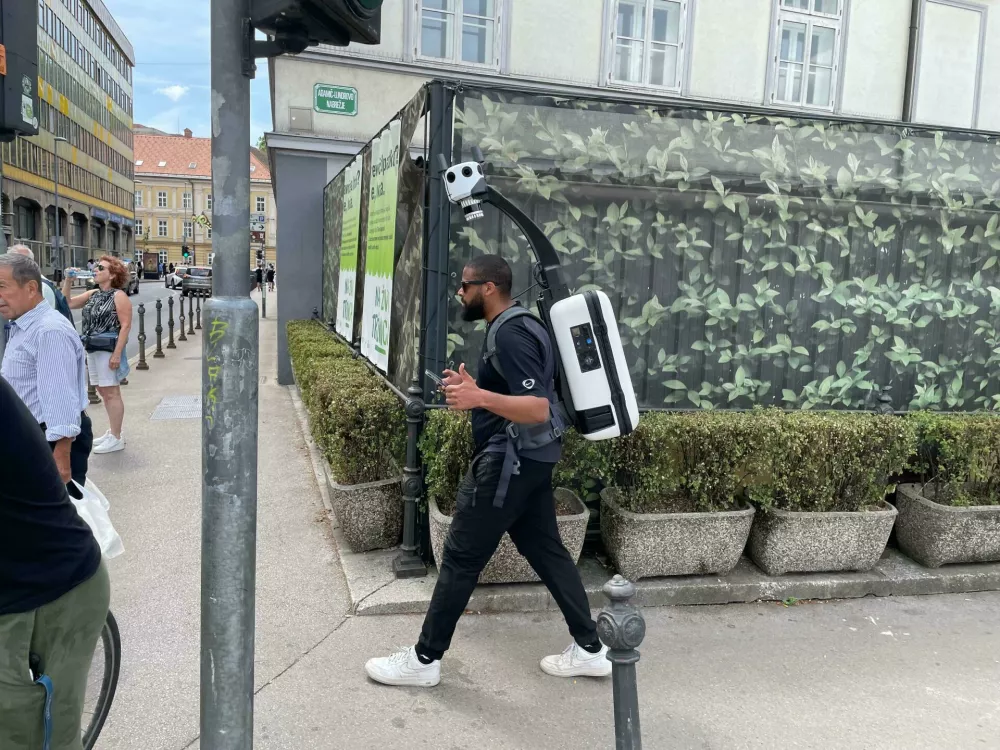 Apple maps, look around, snemanje LjubljanaFoto: Miha Plementa&scaron;