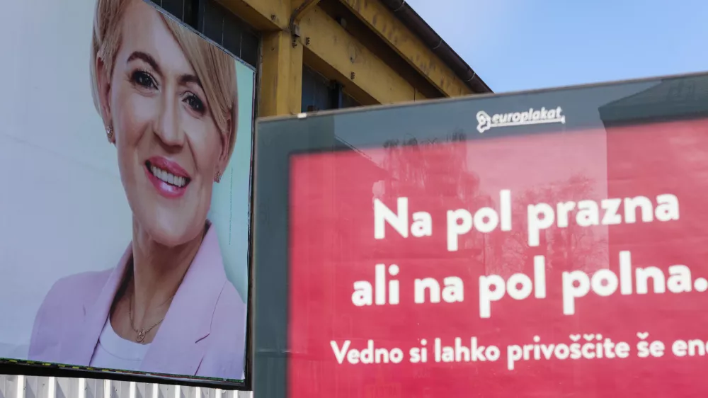 Plakat Aleksandra Pivec Na&scaron;a dežela.- 11.04.2022 - Parlamentarne volitve 2022 - Volitve devetega sklica Državnega zbora Republike Slovenije - predvolilni plakati - //FOTO: Bojan Velikonja