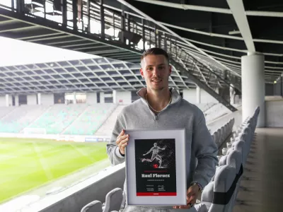 - Raul Florucz, najbolj&scaron;i igralec sezone,- 22.05.2025. - Predaja plakete za najbolj&scaron;ega igralca 1. lige Telemach v nogometu.//FOTO: Bojan Velikonja