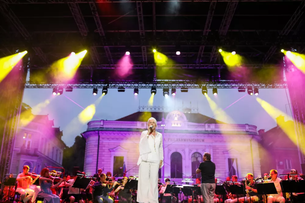 (FOTOGALERIJA) S Poletno nočjo se je začelo dolgo vroče kulturno poletje