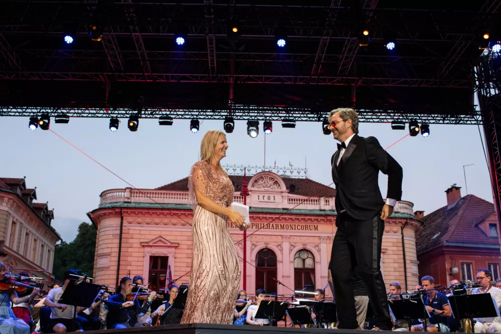 (FOTOGALERIJA) S Poletno nočjo se je začelo dolgo vroče kulturno poletje