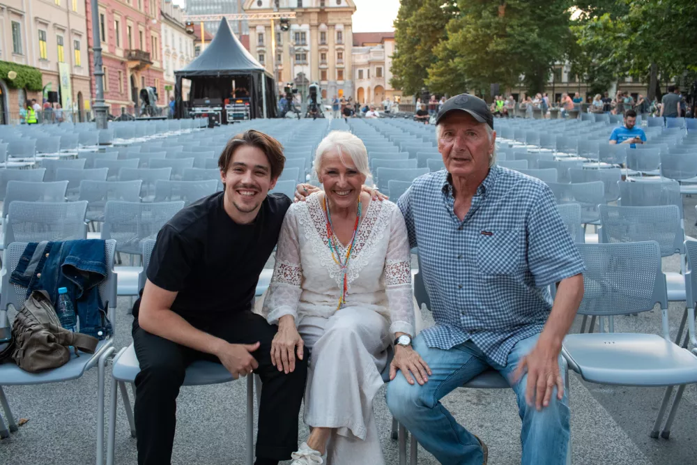 (FOTOGALERIJA) S Poletno nočjo se je začelo dolgo vroče kulturno poletje