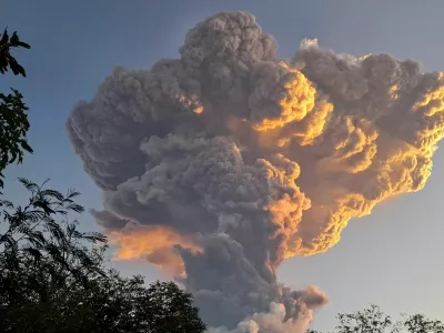 Mount Lewotobi Laki-laki spews smoke and volcanic ash as seen from Kawalelo village in East Nusa Tenggara province, Indonesia, June 17, 2025. REUTERS/Floriana Jijiana J. Tobin