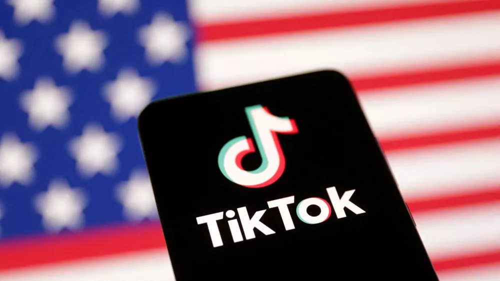 FILE PHOTO: U.S. flag and TikTok logo are seen in this illustration taken January 8, 2025. REUTERS/Dado Ruvic/Illustration/File Photo