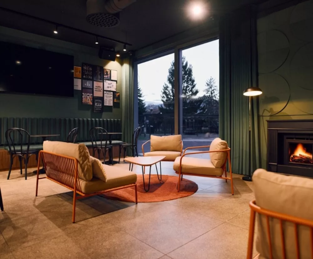 Vsekakor obi&scaron;čite leto&scaron;njo novost v Termah Čatež, povsem prenovljen lokal Cabana &ndash; Lounge & Play. F Terme Čatež