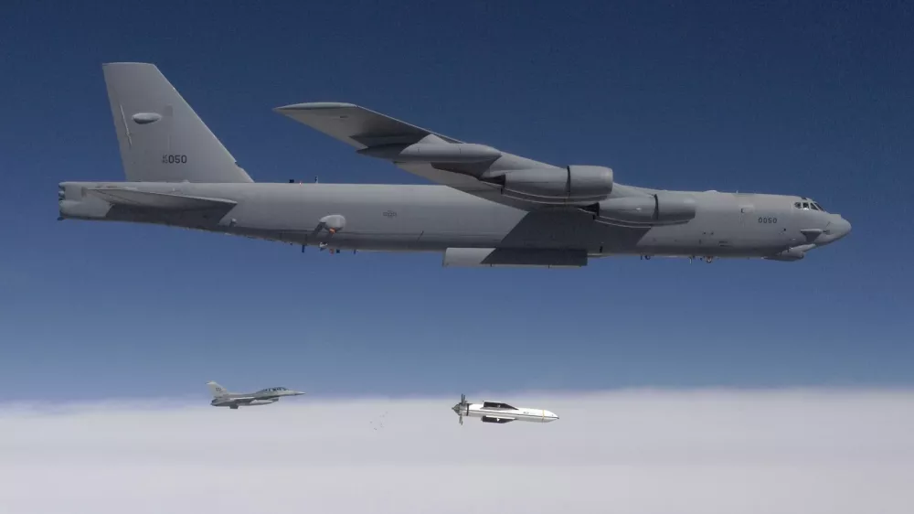 Letalo B-52 med testiranjem orožja.
