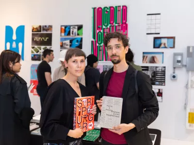 Oblikovalca Anja Delbello in Aljaž Vesel na razstavi TDC v New Yorku.