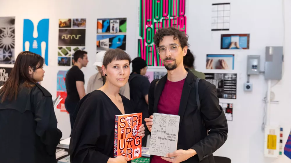 Oblikovalca Anja Delbello in Aljaž Vesel na razstavi TDC v New Yorku.