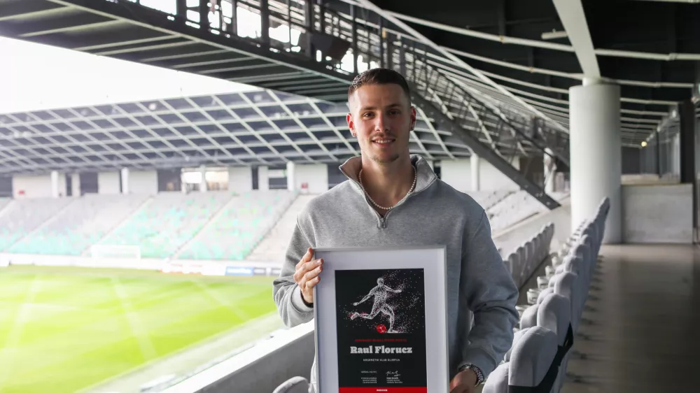 - Raul Florucz, najbolj&scaron;i igralec sezone,- 22.05.2025. - Predaja plakete za najbolj&scaron;ega igralca 1. lige Telemach v nogometu.//FOTO: Bojan Velikonja