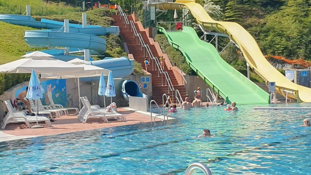 V Snoviku odprli zunanje bazene