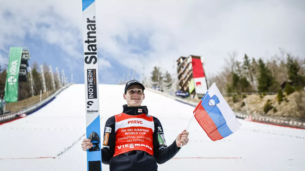 Planica.Posamicna tekma in razglasitev zmagovalcev sezone v skupnih sestevkih FIS svetovnega pokala v smucarskih skokih in smucarskih poletih ter v pokalu narodov.Novi svetovni rekorder in dobitnik malega globusa v poletih Domen Prevc.