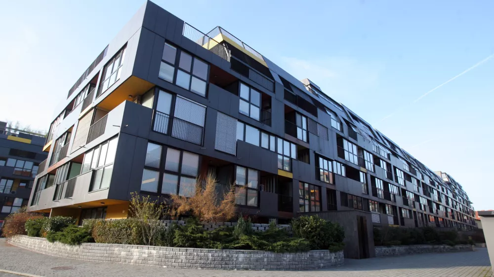 Desetina kapacitet sklada gre za odpravo napak