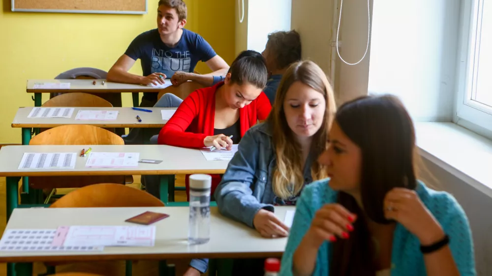 Gimnazija Ledina - razred, učilnica, pisanje izpita iz Ange&scaron;kega jezika,   - 30.05.2015 - Matura -- Spomladanski izpitni rok mature - pisni izpit Angle&scaron;čina - &scaron;olstvo - dijaki - izobraževanje  //FOTO: Bojan Velikonja