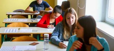 Gimnazija Ledina - razred, učilnica, pisanje izpita iz Angeškega jezika,   - 30.05.2015 - Matura -- Spomladanski izpitni rok mature - pisni izpit Angleščina - šolstvo - dijaki - izobraževanje  //FOTO: Bojan Velikonja