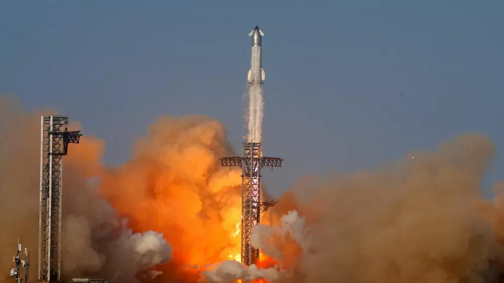 SpaceX's next-generation Starship spacecraft atop its Super Heavy booster is launched on its ninth test at the company's launch pad in Starbase, Texas, U.S., May 27, 2025. REUTERS/Joe Skipper   TPX IMAGES OF THE DAY