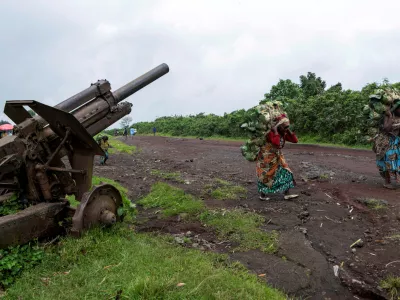 FILE PHOTO: Esperance Zawadi and her colleague carry fresh cabbages to the market months after their return from the Kanyaruchinya camp where they took refuge following clashes between the M23 rebels and the Congolese army in Kibumba, Nyiragongo territory of North Kivu province in eastern Democratic Republic of Congo April 14, 2025. REUTERS/Arlette Bashizi/File Photo