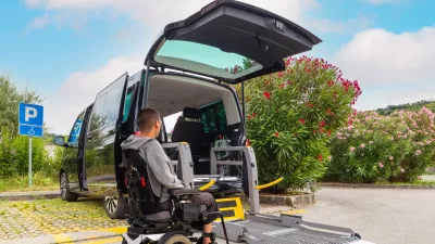 Accessible car with wheelchair lift ramp for person with disability / Foto: 24k-production