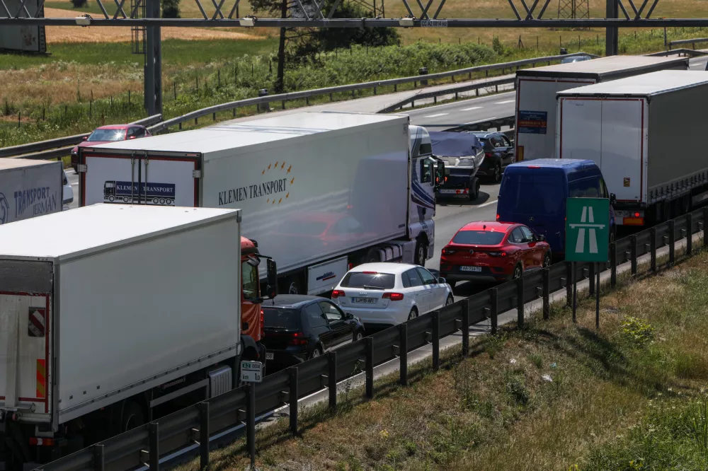 - Kolona vozil, DARS, Avto cesta, - 19.06.2025. - Zastoj na zahodni ljubljanski obvoznici med Kosezami in razcepom Kozarje zaradi začetka počitnic in praznikov v sosednjih državah.//FOTO: Bojan Velikonja