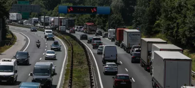 - Kolona vozil, DARS, Avto cesta, - 19.06.2025. - Zastoj na zahodni ljubljanski obvoznici med Kosezami in razcepom Kozarje zaradi začetka počitnic in praznikov v sosednjih državah.//FOTO: Bojan Velikonja