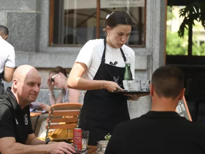 Turistični delavciDelo v vročini&scaron;tudentsko delo10.07.2024 - Vročinski val v Ljubljani FOTO: Nik Erik Neubauer