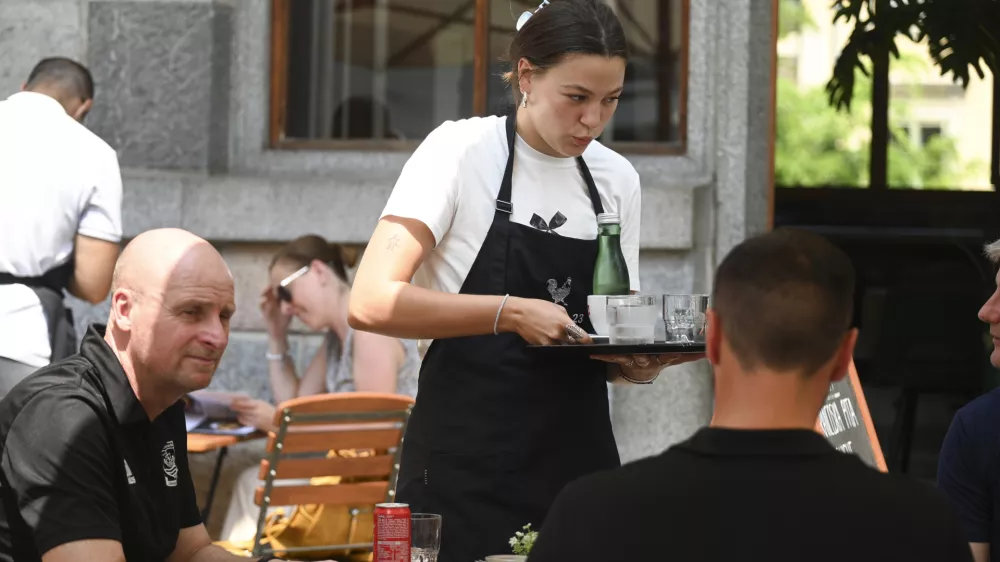 Turistični delavciDelo v vročini&scaron;tudentsko delo10.07.2024 - Vročinski val v Ljubljani FOTO: Nik Erik Neubauer