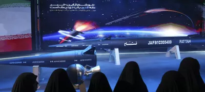 FILE - Women look at Fattah missile in a ceremony in Tehran, Iran, Tuesday, June 6, 2023. (Hossein Zohrevand/Tasnim News Agency via AP, File) / Foto: Hossein Zohrevand