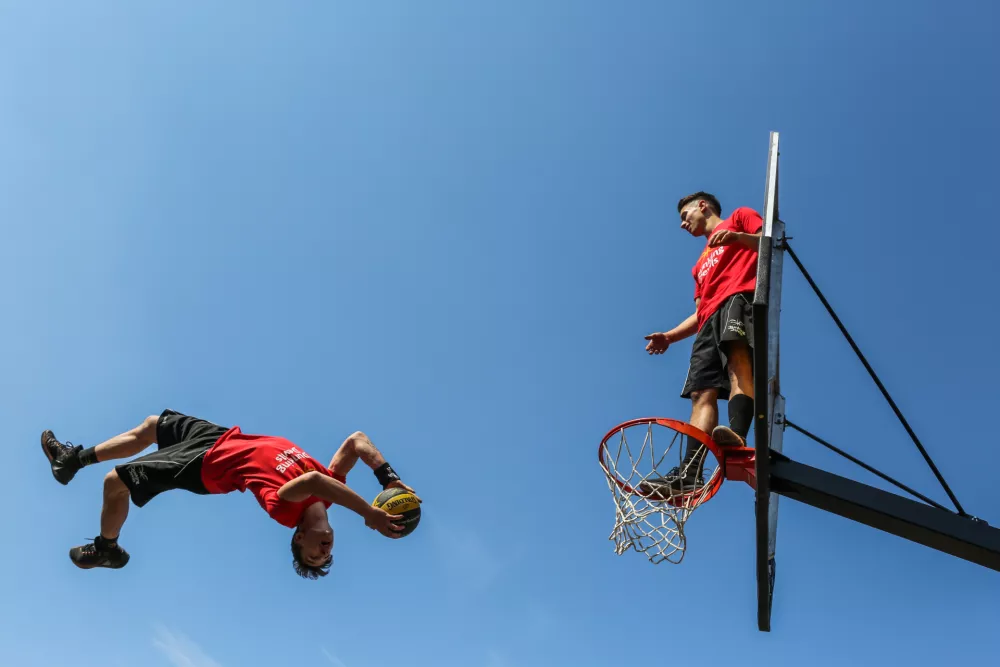 - Železni&scaron;ka postaja Ljubljana - spektakularen Dunking Devils &scaron;ov na parnem vlaku - - 16.04.2019 - Akrobatska skupina Dunking Devils - predstavitveni nastop na Peklenskem parnem Dunking Devils vlaku, ki je potoval od Novega mesta do Kamnika //FOTO: Bojan Velikonja