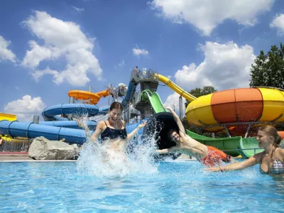 Poletje je doma v Termah ČatežPočitnice v Termah Čatež so polna &scaron;tevilnih doživetij, presenečenj in spominov, ki jih &ndash; predvsem najmlaj&scaron;i, ne pozabijo nikoli. Predvsem v poletnih mesecih postajajo Terme Čatež priljubljena počitni&scaron;ka destinacija za mlade družine. Te bodo tudi letos lahko uživale v plavajočih hi&scaron;icah Gusarskega zaliva ali v enem od 25 &scaron;otorov v Indijanski vasi. Za vse željne &raquo;kavbojskih&laquo; pustolov&scaron;čin bo kot nala&scaron;č namestitev v Kavbojskem vozu, priljubljene pa so tudi počitnice v orientalski Jurti. Seveda pa je eden od glavnih razlogov, zakaj izbrati Terme Čatež za svojo poletno doživetje, njihova poletna Termalna riviera, ki predstavlja pravi vodni raj ne le za najmlaj&scaron;e, ki se &scaron;ele spoznavajo z vodo, temveč tudi za najstnike in njihove star&scaron;e. Na voljo je več kot 10.000 kvadratnih metrov termalnih vodnih povr&scaron;in, z mnogimi vodnimi atrakcijami, tobogani in bazeni. Za adrenalinsko vročico in navija&scaron;ko vzdu&scaron;je pa bo tudi letos ponovno poskrbelo tekmovanje na Termalni formuli. Živahno poletje bo tudi v Aquapark Hotelu Žusterna, kjer klovn Berni poskrbi, da nikomur ni dolgčas. Za poletje so pripravili vrsto privlačnih ponudb, o katerih lahko več preberete na www.terme-catez.si ali na njihovi FB strani, kjer so skupno na svojih petih straneh (slovenski, hrva&scaron;ki, srbski, italijanski in nem&scaron;ki) zabeležili že krepko čez 110.000 fanov, ki jih redno obve&scaron;čajo o novostih, ugodnih akcijskih ponudbah. Priljubljen je tudi retro ponedeljek, ko jim odstirajo pomembnej&scaron;e zgodovinske prelomnice. Najbolj pa jih seveda razveselijo z nagradnimi igrami.Več kot dovolj razlogov za obisk Term Čatež!V okvirjuNe zamudite na Termalni rivieri:1.6., ob 16. uri: Lov na skriti zaklad 7. in 8.6., ob 11.30 in 16.30: &Scaron;kratov živ žav 14. in 15.6. Vikend risank 28.6., ob 16. uri: Družinske gusarske igre