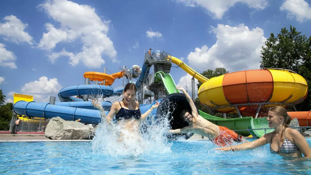 Poletje je doma v Termah ČatežPočitnice v Termah Čatež so polna &scaron;tevilnih doživetij, presenečenj in spominov, ki jih &ndash; predvsem najmlaj&scaron;i, ne pozabijo nikoli. Predvsem v poletnih mesecih postajajo Terme Čatež priljubljena počitni&scaron;ka destinacija za mlade družine. Te bodo tudi letos lahko uživale v plavajočih hi&scaron;icah Gusarskega zaliva ali v enem od 25 &scaron;otorov v Indijanski vasi. Za vse željne &raquo;kavbojskih&laquo; pustolov&scaron;čin bo kot nala&scaron;č namestitev v Kavbojskem vozu, priljubljene pa so tudi počitnice v orientalski Jurti. Seveda pa je eden od glavnih razlogov, zakaj izbrati Terme Čatež za svojo poletno doživetje, njihova poletna Termalna riviera, ki predstavlja pravi vodni raj ne le za najmlaj&scaron;e, ki se &scaron;ele spoznavajo z vodo, temveč tudi za najstnike in njihove star&scaron;e. Na voljo je več kot 10.000 kvadratnih metrov termalnih vodnih povr&scaron;in, z mnogimi vodnimi atrakcijami, tobogani in bazeni. Za adrenalinsko vročico in navija&scaron;ko vzdu&scaron;je pa bo tudi letos ponovno poskrbelo tekmovanje na Termalni formuli. Živahno poletje bo tudi v Aquapark Hotelu Žusterna, kjer klovn Berni poskrbi, da nikomur ni dolgčas. Za poletje so pripravili vrsto privlačnih ponudb, o katerih lahko več preberete na www.terme-catez.si ali na njihovi FB strani, kjer so skupno na svojih petih straneh (slovenski, hrva&scaron;ki, srbski, italijanski in nem&scaron;ki) zabeležili že krepko čez 110.000 fanov, ki jih redno obve&scaron;čajo o novostih, ugodnih akcijskih ponudbah. Priljubljen je tudi retro ponedeljek, ko jim odstirajo pomembnej&scaron;e zgodovinske prelomnice. Najbolj pa jih seveda razveselijo z nagradnimi igrami.Več kot dovolj razlogov za obisk Term Čatež!V okvirjuNe zamudite na Termalni rivieri:1.6., ob 16. uri: Lov na skriti zaklad 7. in 8.6., ob 11.30 in 16.30: &Scaron;kratov živ žav 14. in 15.6. Vikend risank 28.6., ob 16. uri: Družinske gusarske igre