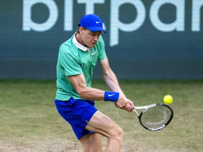 19 June 2025, North Rhine-Westphalia, Halle (westfalen): Italian tennis player Jannik Sinner plays a backhand return against Kazakhstan's Alexander Bublik during their men's singles round of 16 tennis match at the Terra Wortmann Open. Photo: David Inderlied/dpa