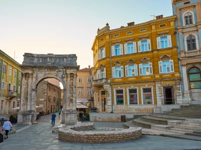 Pula je bogata z muzeji, ki obiskovalcem ponujajo vpogled v zgodovino, kulturo in dedi&scaron;čino mesta. F iStock