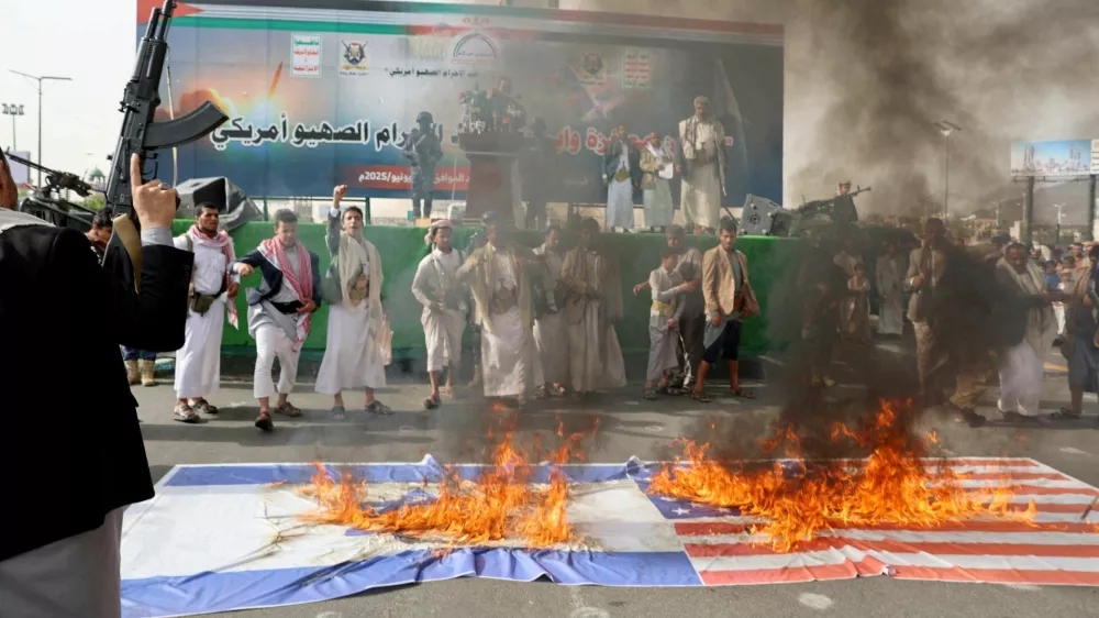 Protesters, predominantly Houthi supporters, burn Israeli and U.S. flags as they demonstrate in solidarity with Palestinians and Iran, amid the Iran-Israel conflict, in Sanaa, Yemen June 20, 2025. REUTERS/Khaled Abdullah   TPX IMAGES OF THE DAY