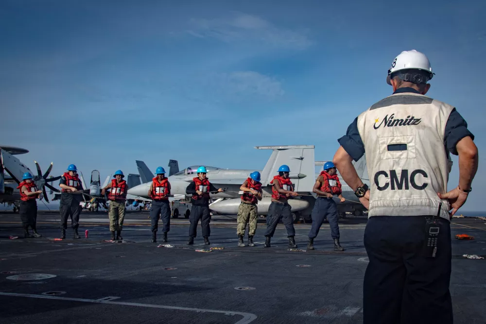 U.S. Navy sailors conduct a line handling evolution on the flight deck of the aircraft carrier USS Nimitz during a replenishment-at-sea in the South China Sea, June 14, 2025. U.S. Navy/Mass Communication Specialist Seaman Matthew C. Wolf/Handout via REUTERS. THIS IMAGE HAS BEEN SUPPLIED BY A THIRD PARTY / Foto: U.s. Navy/matthew C. Wolf