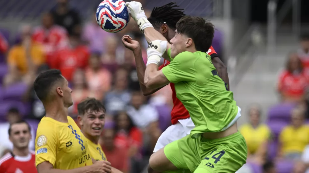 Auckland City's goalkeeper Nathan Garrow, foreground, saves a ball against Benfica's Leandro Barreiro during the Club World Cup Group C soccer match between Benfica and Auckland City in Orlando, Fla., Friday, June 20, 2025. (AP Photo/Phelan Ebenhack)
