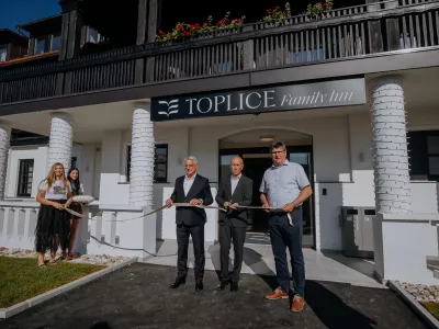 Slavnostno rezanje traku pred prenovljenim hotelom Toplice &ndash; Family Inn je pripadla direktorju Bojanu Petan, ministru Matjažu Han in breži&scaron;kemu županu, Ivanu Molanu. F Terme Čatež