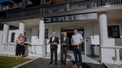 Slavnostno rezanje traku pred prenovljenim hotelom Toplice &ndash; Family Inn je pripadla direktorju Bojanu Petan, ministru Matjažu Han in breži&scaron;kemu županu, Ivanu Molanu. F Terme Čatež