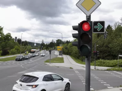 - križi&scaron;če Poduti&scaron;ka cesta&ndash;Ulica bratov Babnik za zavijanje iz Poduti&scaron;ke ceste na Ulico bratov Babnik - 19.05.2023 &ndash; semafor v Ljubljani z zeleno pu&scaron;čico za zavijanje desno pri rdeči luči - prometni znak zelena pu&scaron;čica - //FOTO: Jaka Gasar