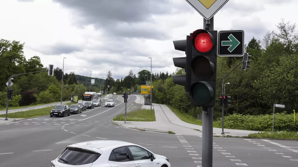 - križi&scaron;če Poduti&scaron;ka cesta&ndash;Ulica bratov Babnik za zavijanje iz Poduti&scaron;ke ceste na Ulico bratov Babnik - 19.05.2023 &ndash; semafor v Ljubljani z zeleno pu&scaron;čico za zavijanje desno pri rdeči luči - prometni znak zelena pu&scaron;čica - //FOTO: Jaka Gasar