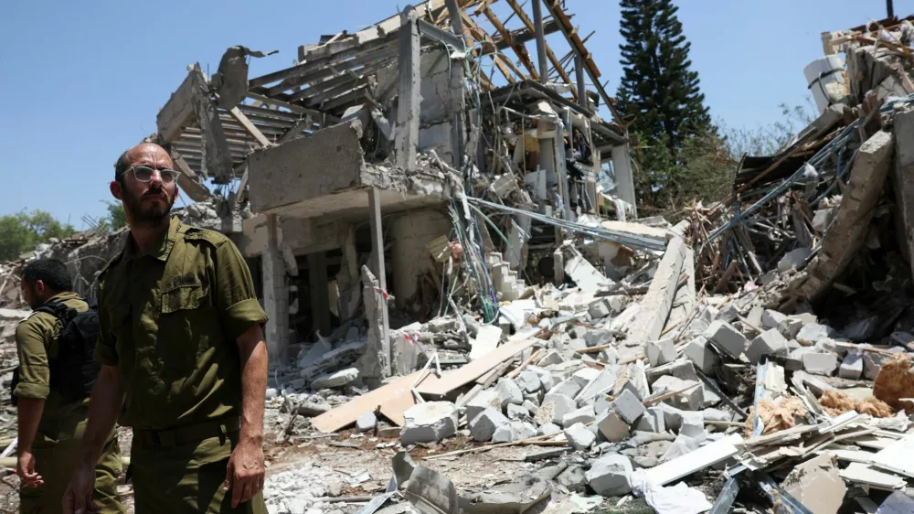 Members of Israeli forces work at an impact site following a missile attack from Iran on Israel, amid the Iran-Israel conflict, in Tel Aviv, Israel, June 22, 2025. REUTERS/Violeta Santos Moura